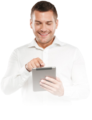Home segurando um tablet